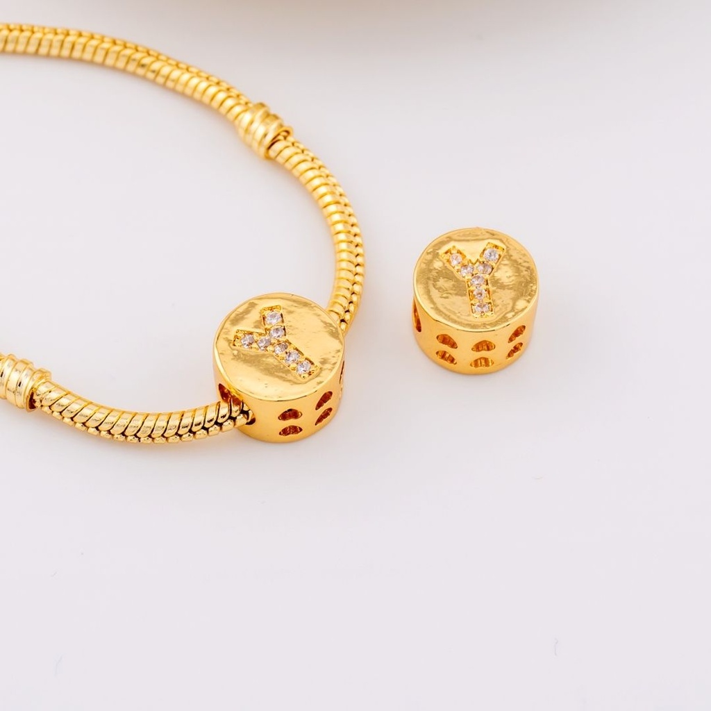 Dije charm estilo pandora con letras en micropave baño de 18k letra Y