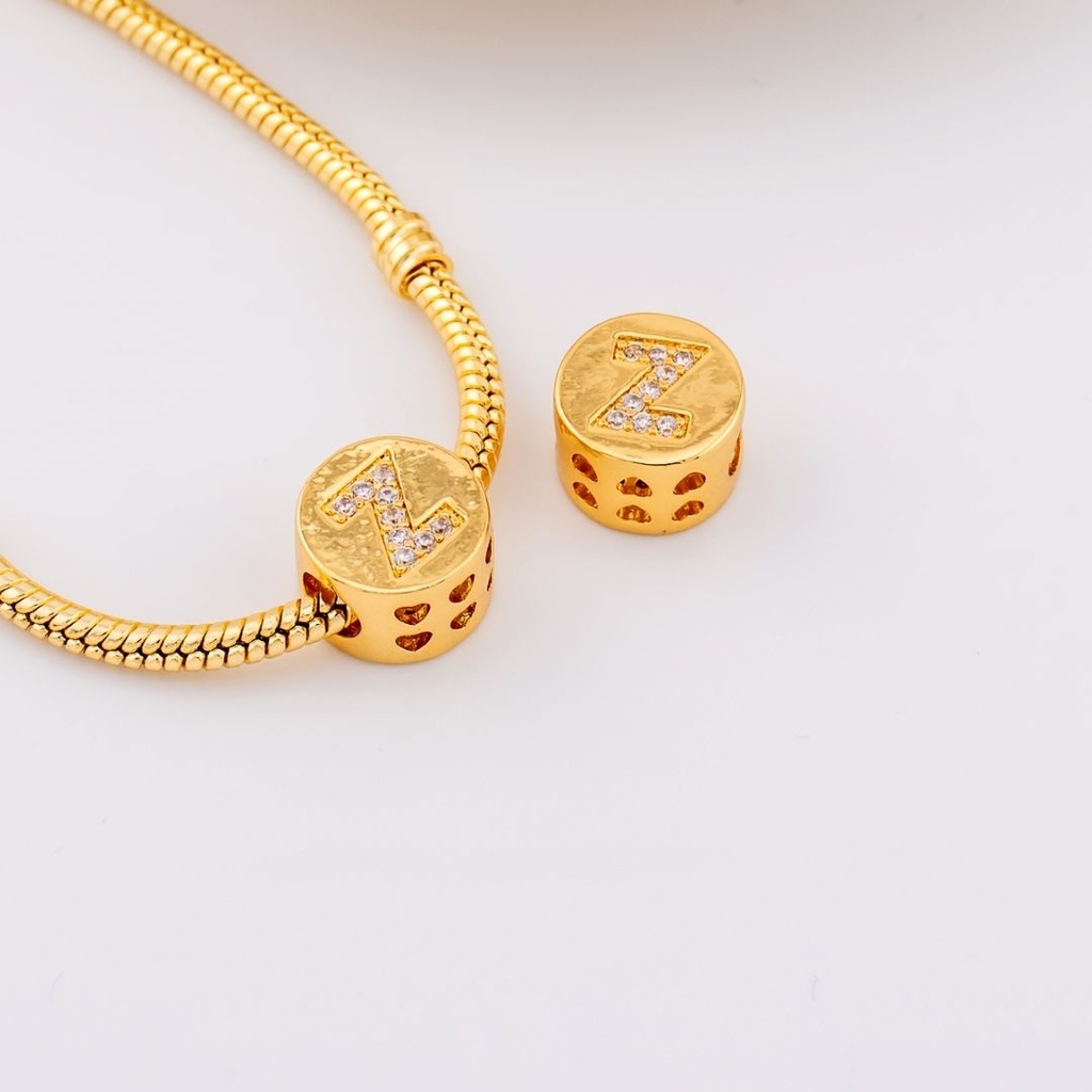 Dije charm estilo pandora con letras en micropave baño de 18k letra Z