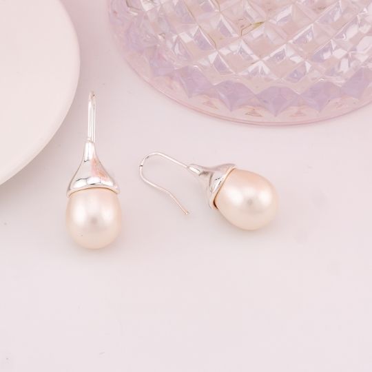 Aretes perlas shell en forma de gota baño 18k