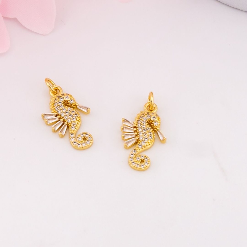 Dije caballito de mar con zirconias baño 18k