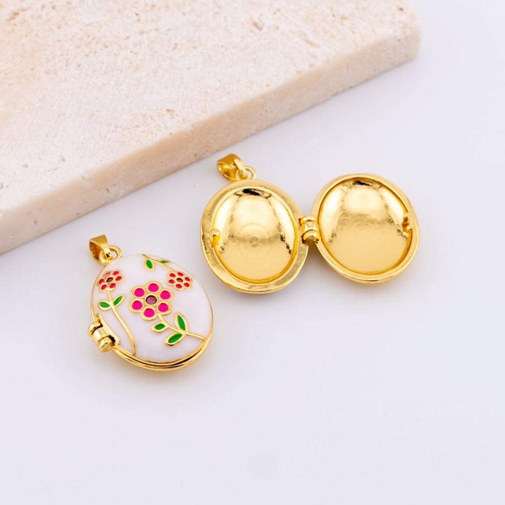 Dije relicario ovalado decoracion de flor, esmaltado con baño 18k