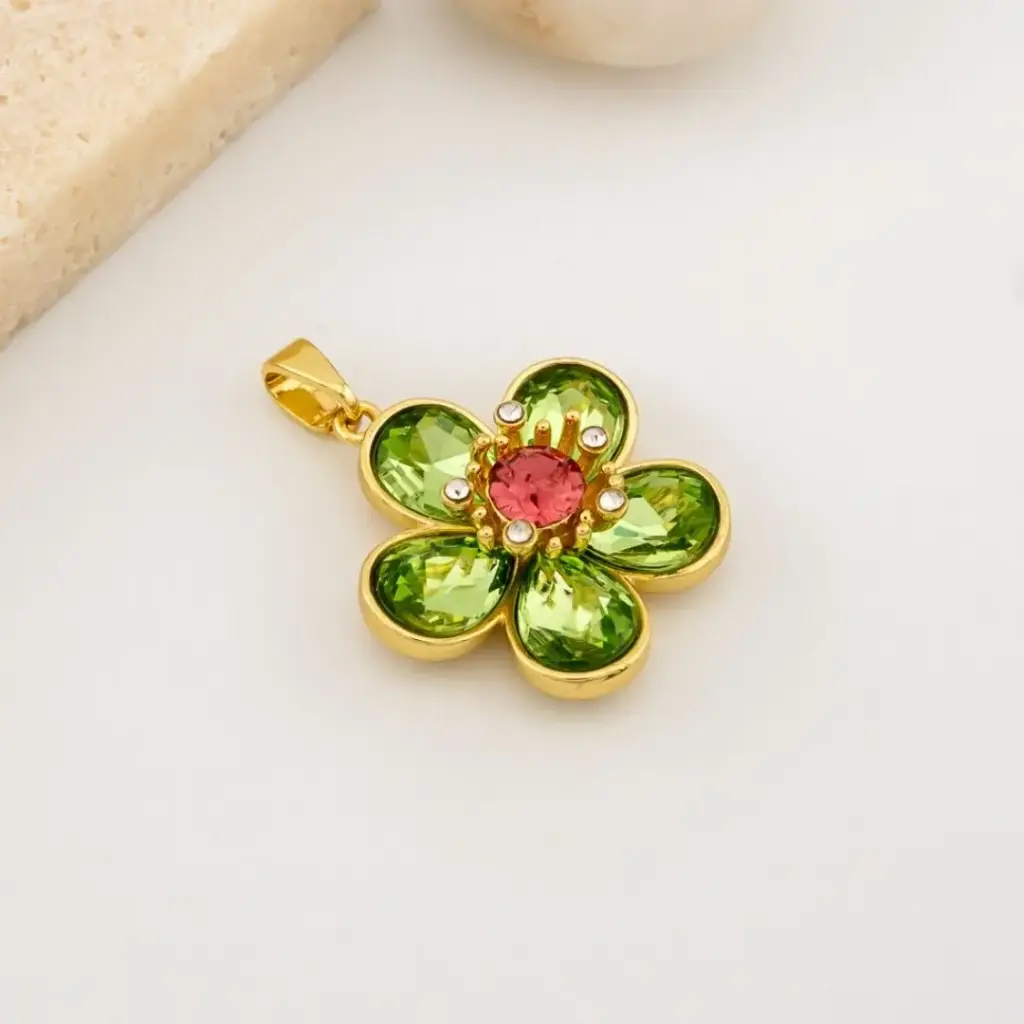 Dije de flor con zirconias baño 18k