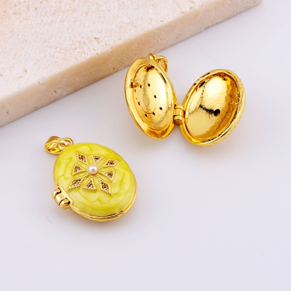 Dije relicario ovalado decoracion flor con zirconias, esmaltado con baño 18k