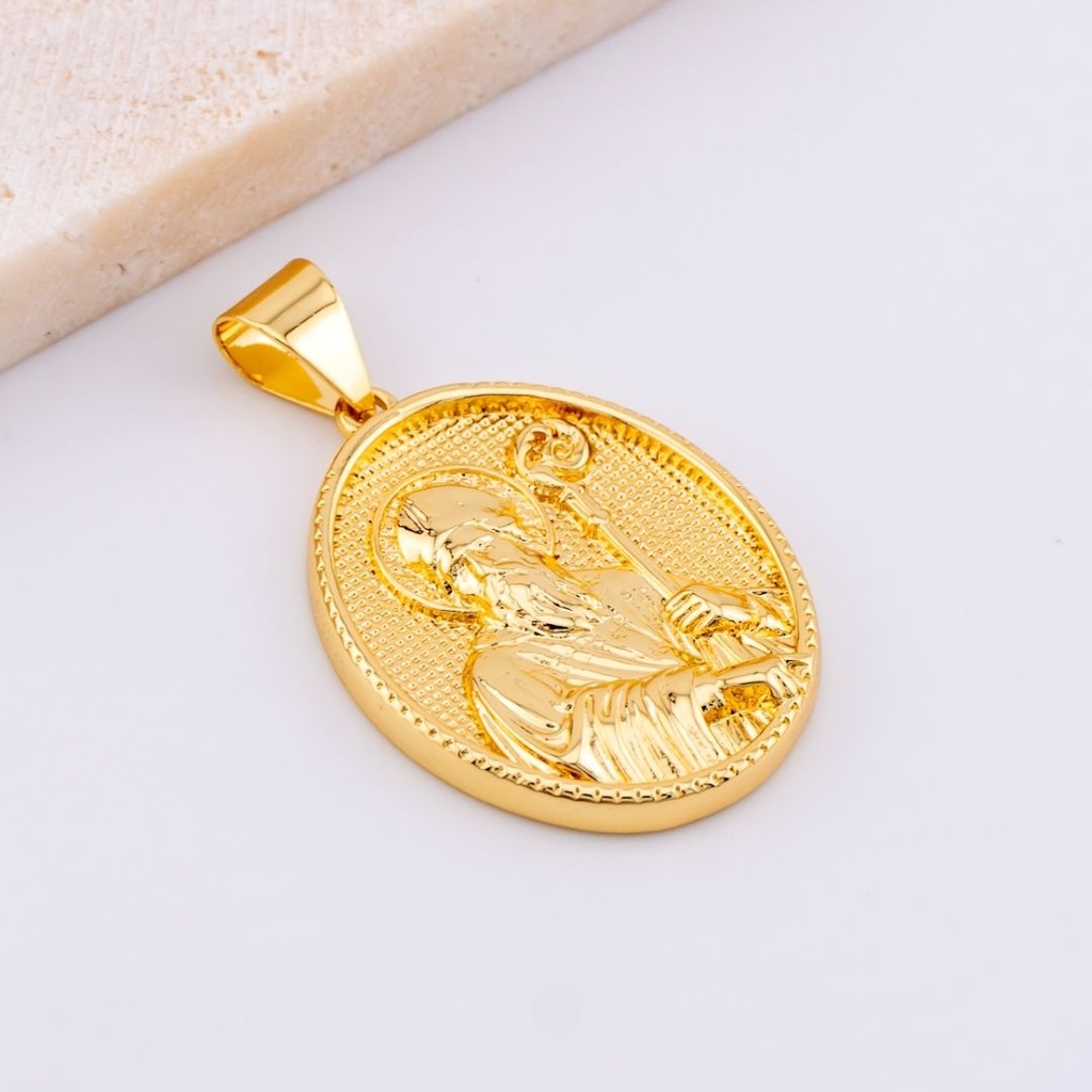 Dije medalla religiosa con baño 18k
