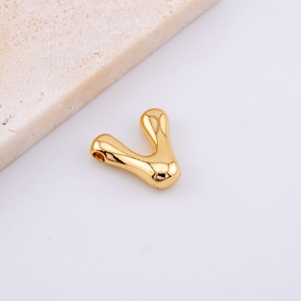 Dije letras del abecedario baño 18k letra V