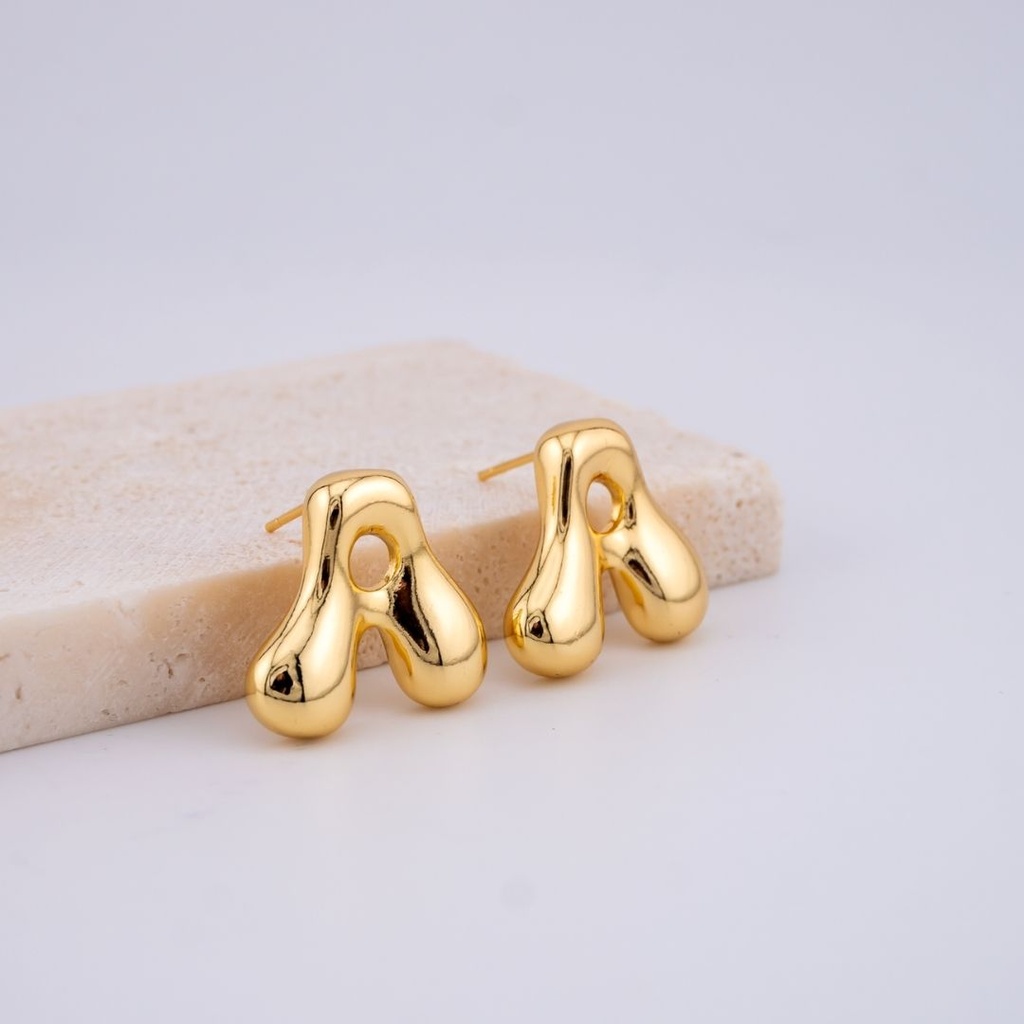 Aretes letras del abecedario baño 18k letra A