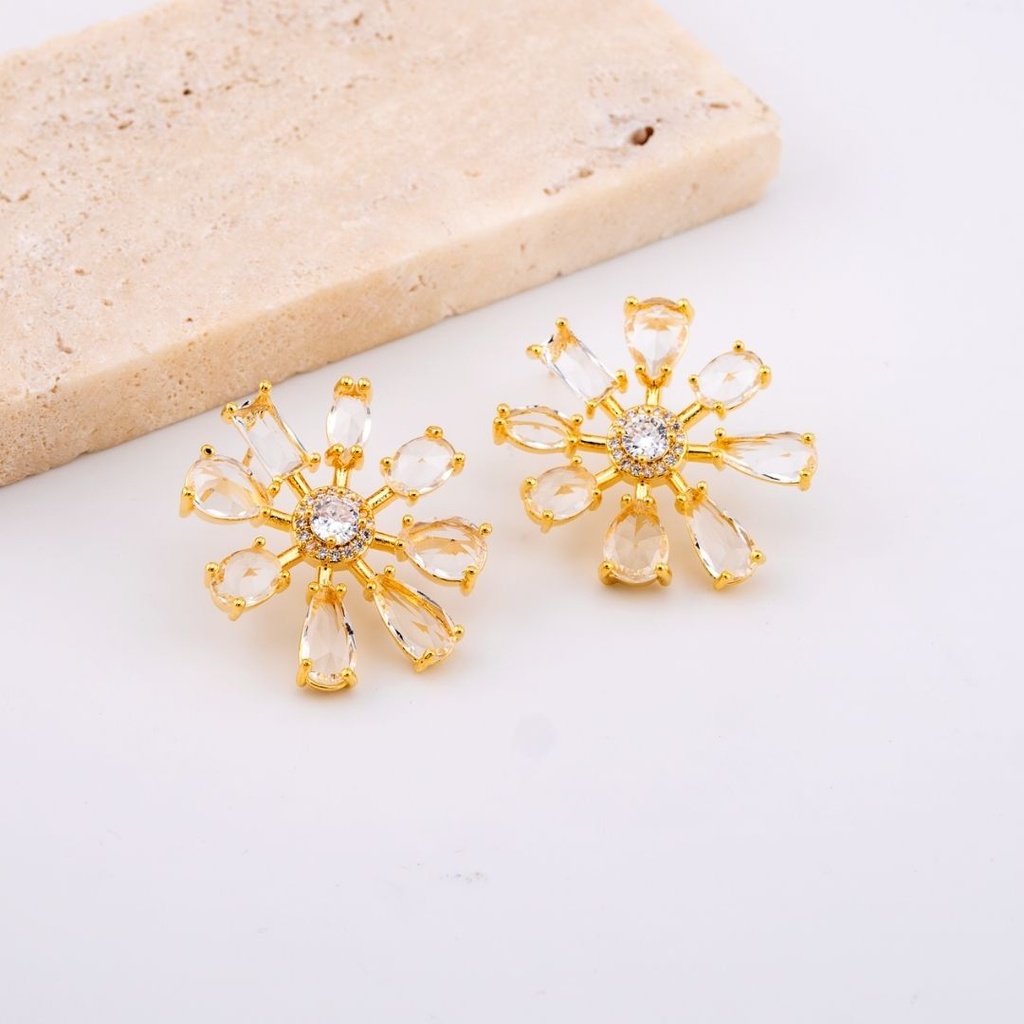 Aretes stud flor con madre perla baño 18k, pin de plata
