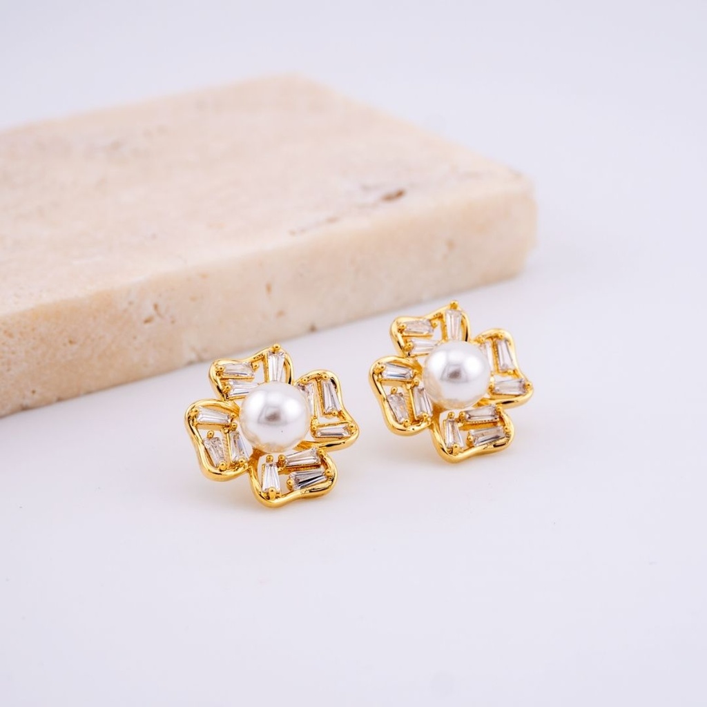 Aretes flor con zirconias y perla baño 18k pin de plata