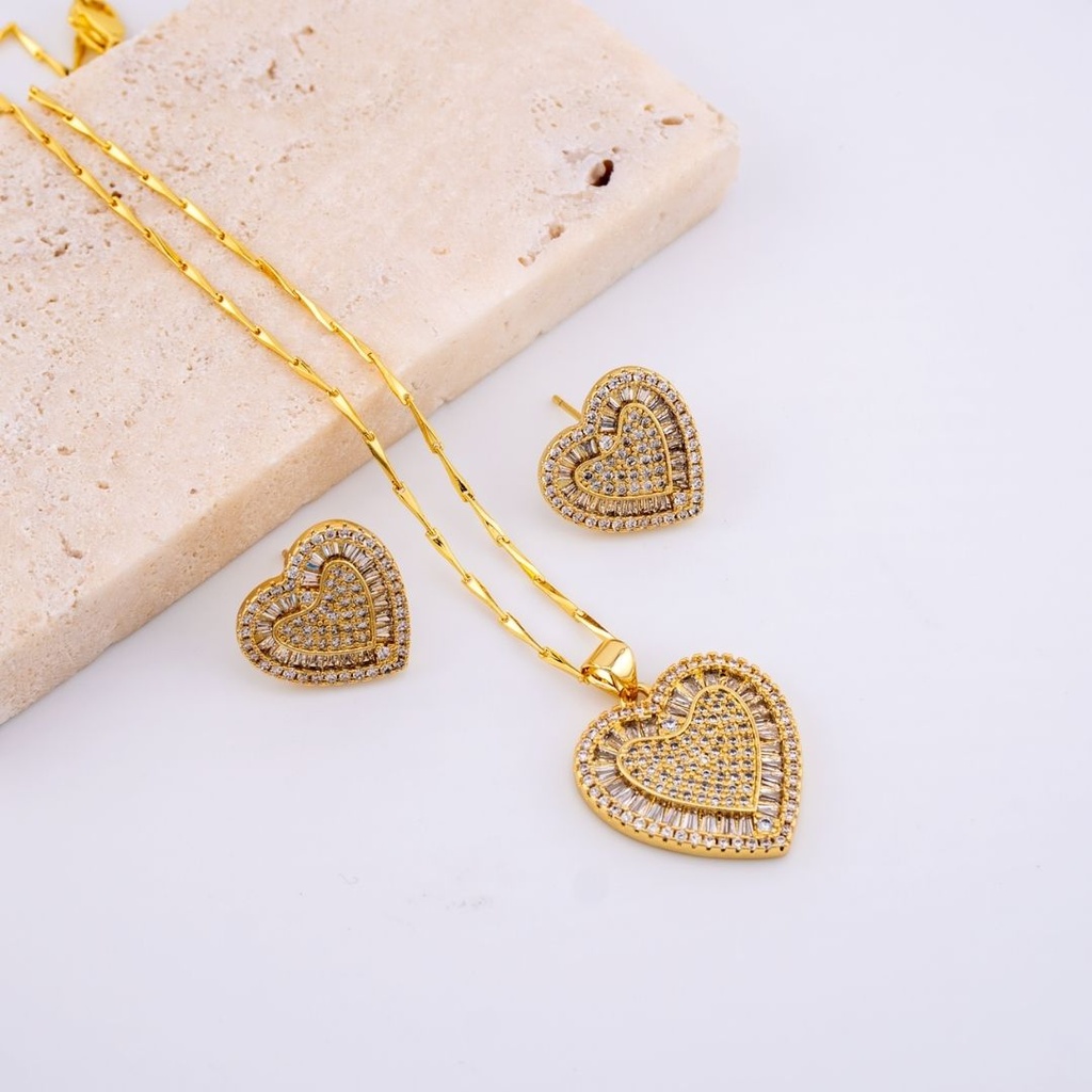 Set de aretes y dije en forma de corazón con zirconias y baño 18k