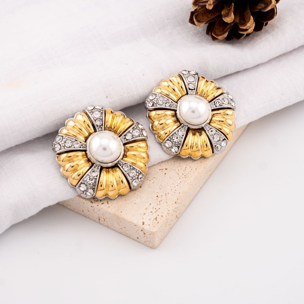 Aretes stud flor dos tonos con perla pin de plata baño 18k