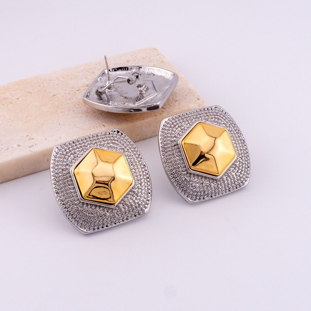 Aretes stud con patente omega, geometrico solido doble tono  y  baño 18k pin de plata