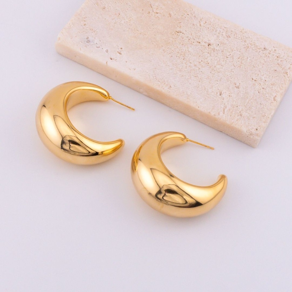 Aretes C hoops grandes y elegantes baño 18k