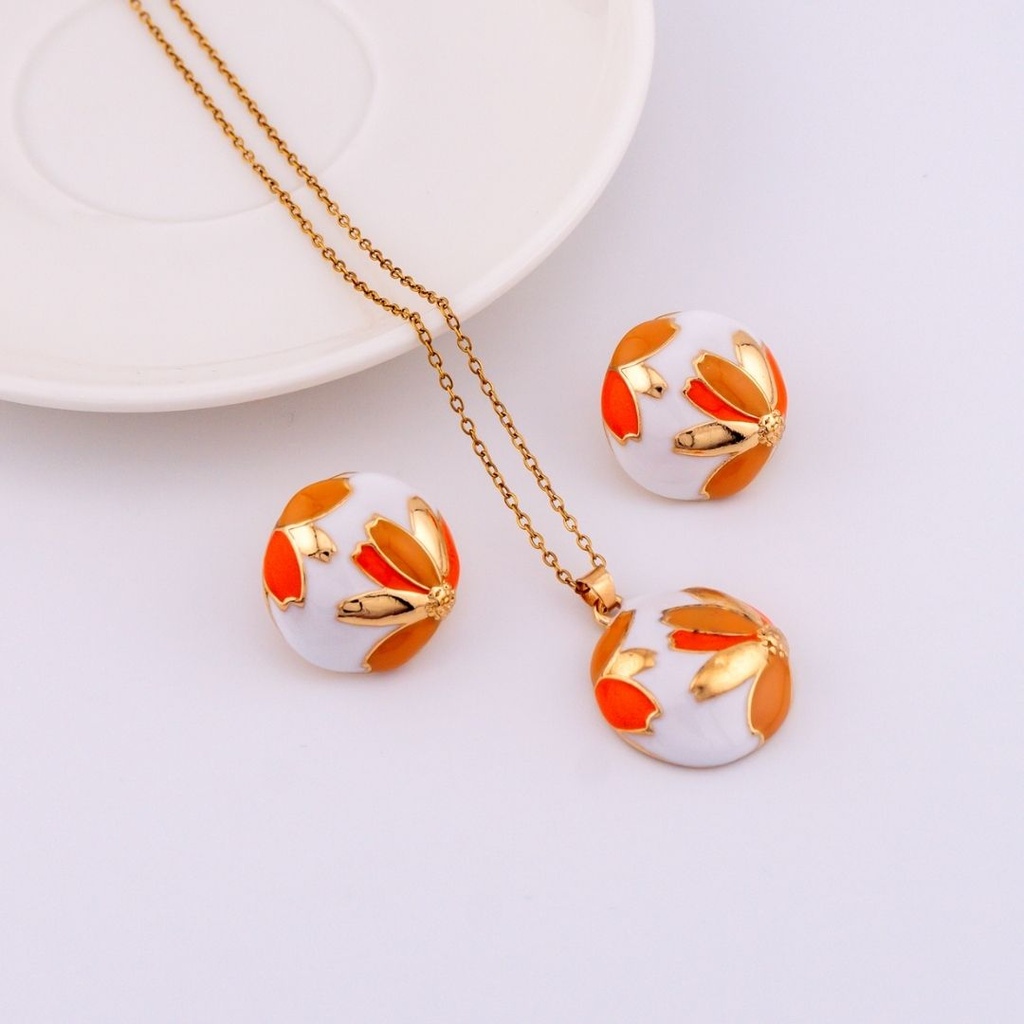 Aretes y collar con cadena en acero con decorado de flor esmaltado baño 18k
