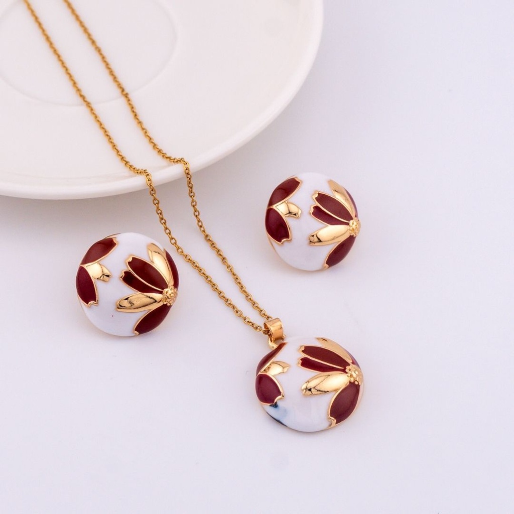 Aretes y collar con cadena en acero con decorado de flor esmaltado baño 18k