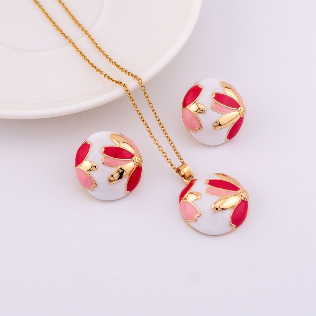 Aretes y collar con cadena en acero con decorado de flor esmaltado baño 18k