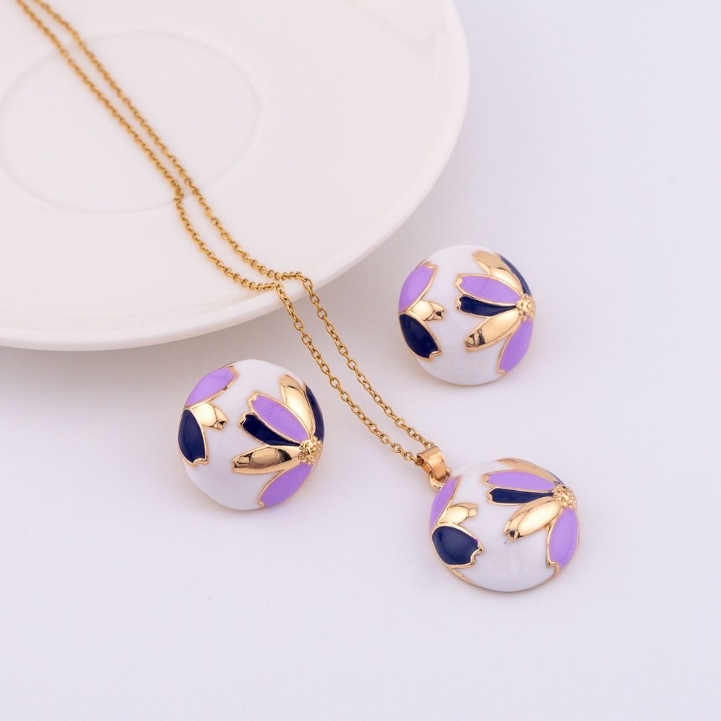 Aretes y collar con cadena en acero con decorado de flor esmaltado baño 18k