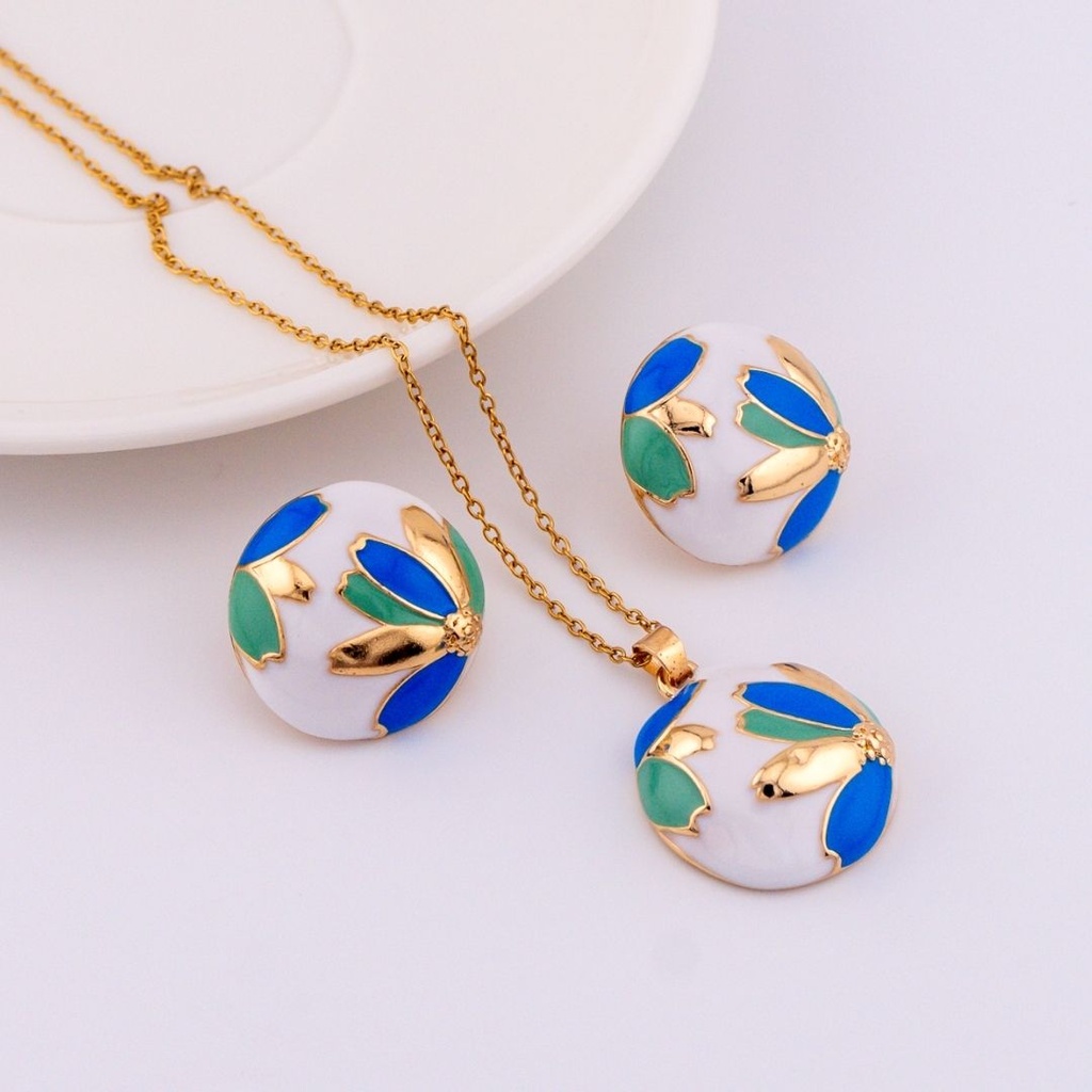 Aretes y collar con cadena en acero con decorado de flor esmaltado baño 18k