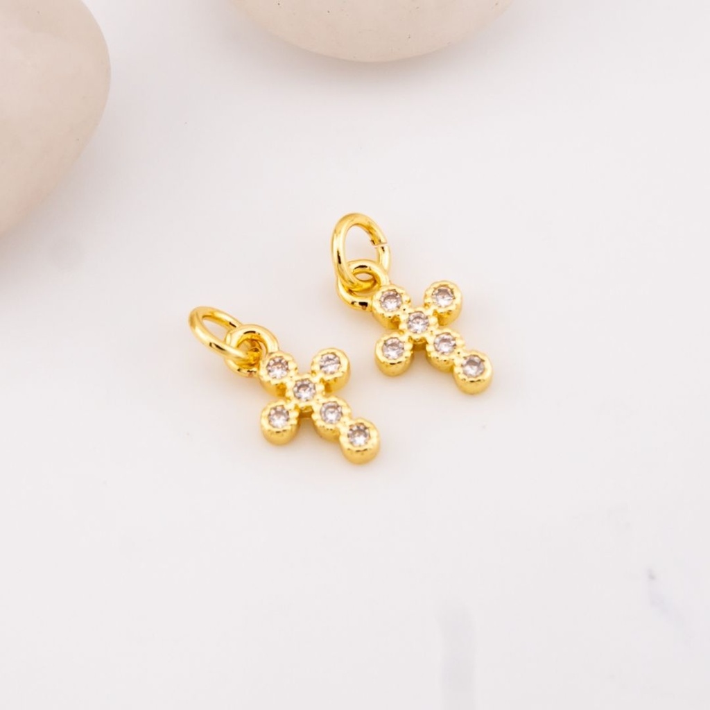 Dije mini en forma de cruz micropave baño 18k
