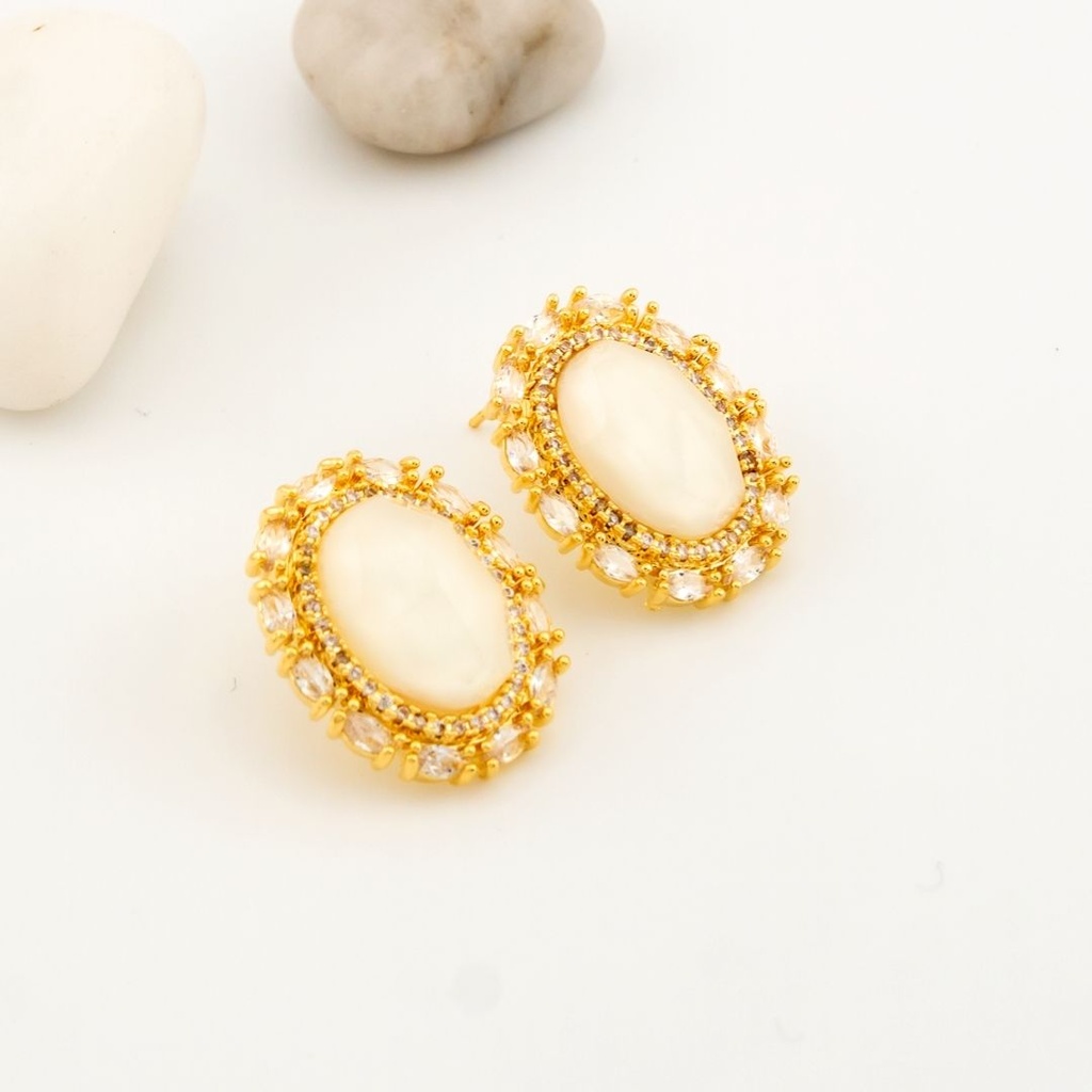 Aretes stud ovalado con perla y zirconia baño 18k pin de plata