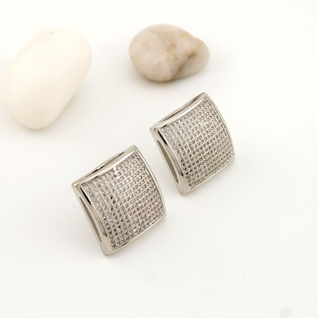 Aretes stud cuadrado con microzirconia y baño 18k pin de plata