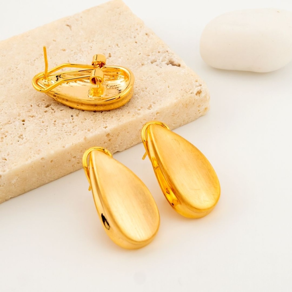 Aretes stud gota cepillado patente omega y baño 18k pin de plata
