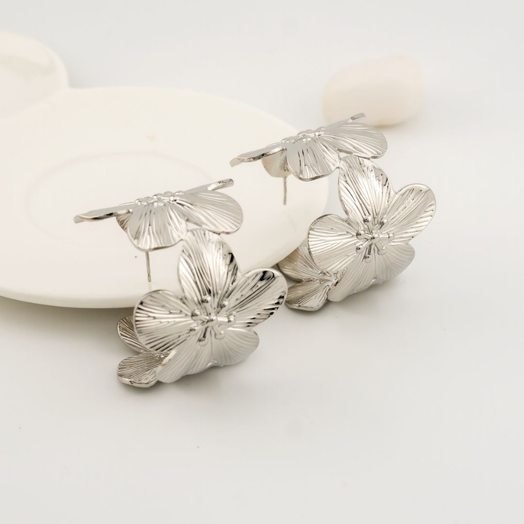 Aretes chunky en forma de flor baño 18k pin de plata