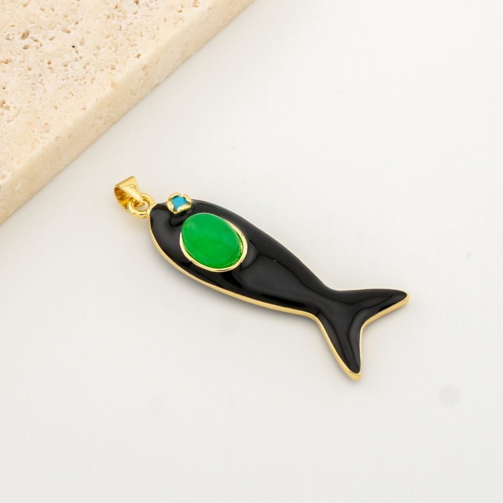 dije de pez esmalatdo con piedra natural baño 18k
