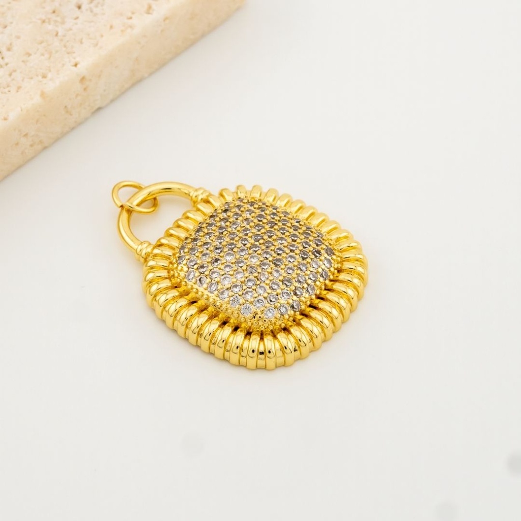Dije cuadrado  micropave y baño 18k 