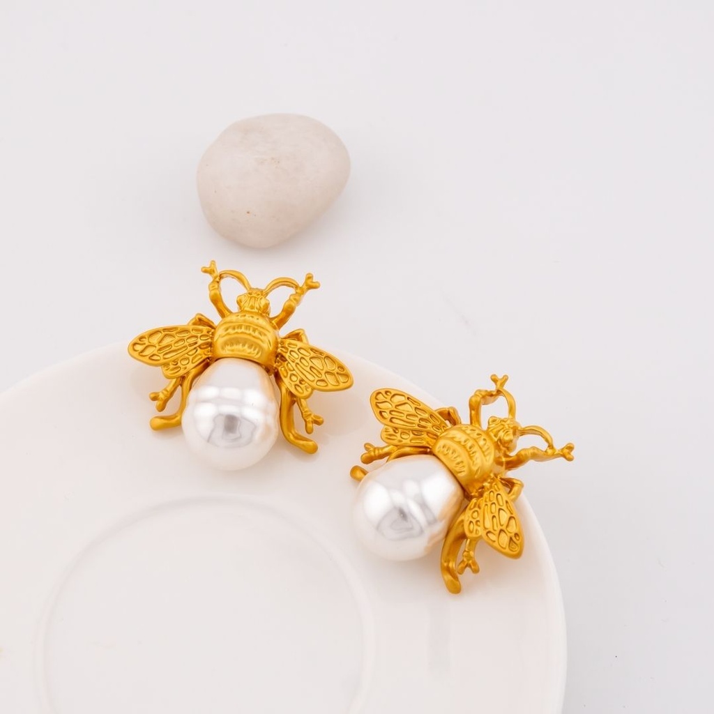 Aretes insecto con perla shell baño 18k pin de plata