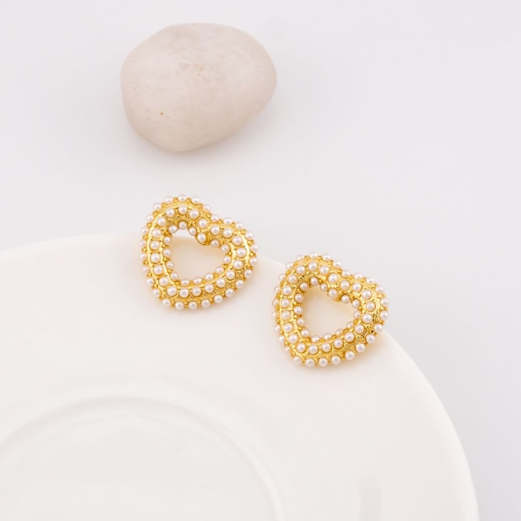 Aretes stud corazon con perlas baño 18k pin de plata