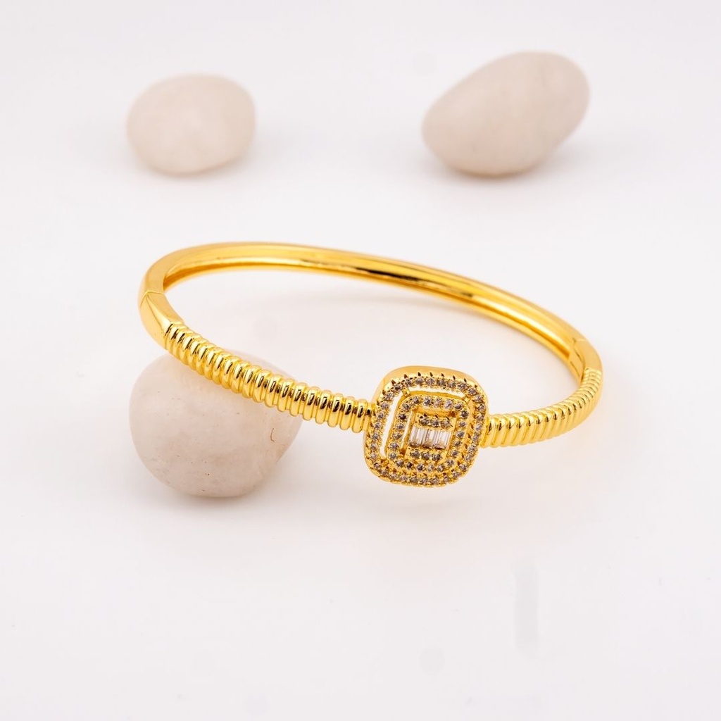 Pulsera brazalete con zirconias  baño 18k