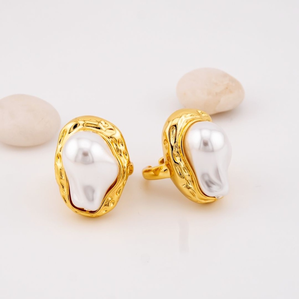 Anillo ajustable con perla barroca de imitacion  baño 18k