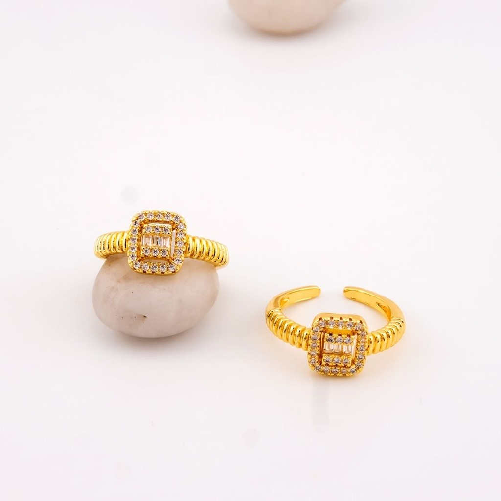 Anillo fino con zirconias  baño 18k