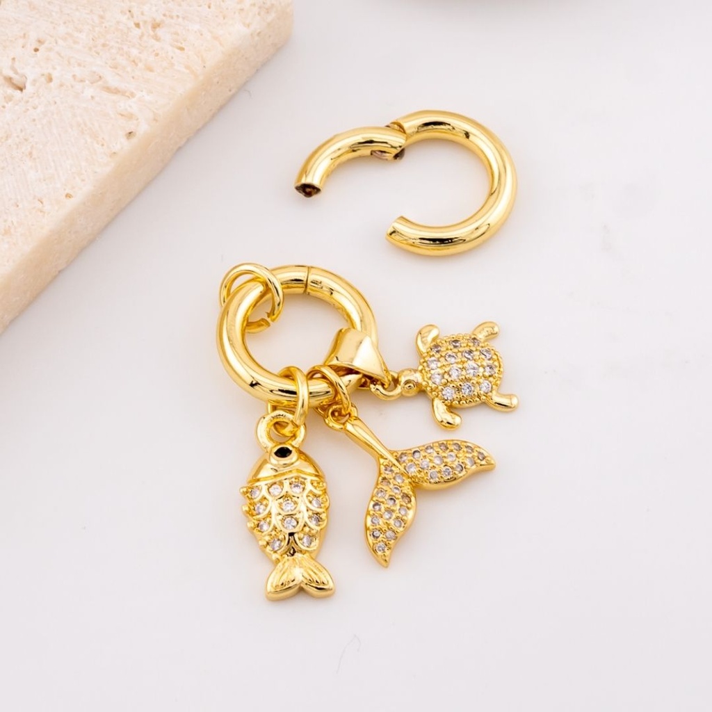 Set de dijes con argolla tortuga, cola de pez y pez micropave y baño 18k