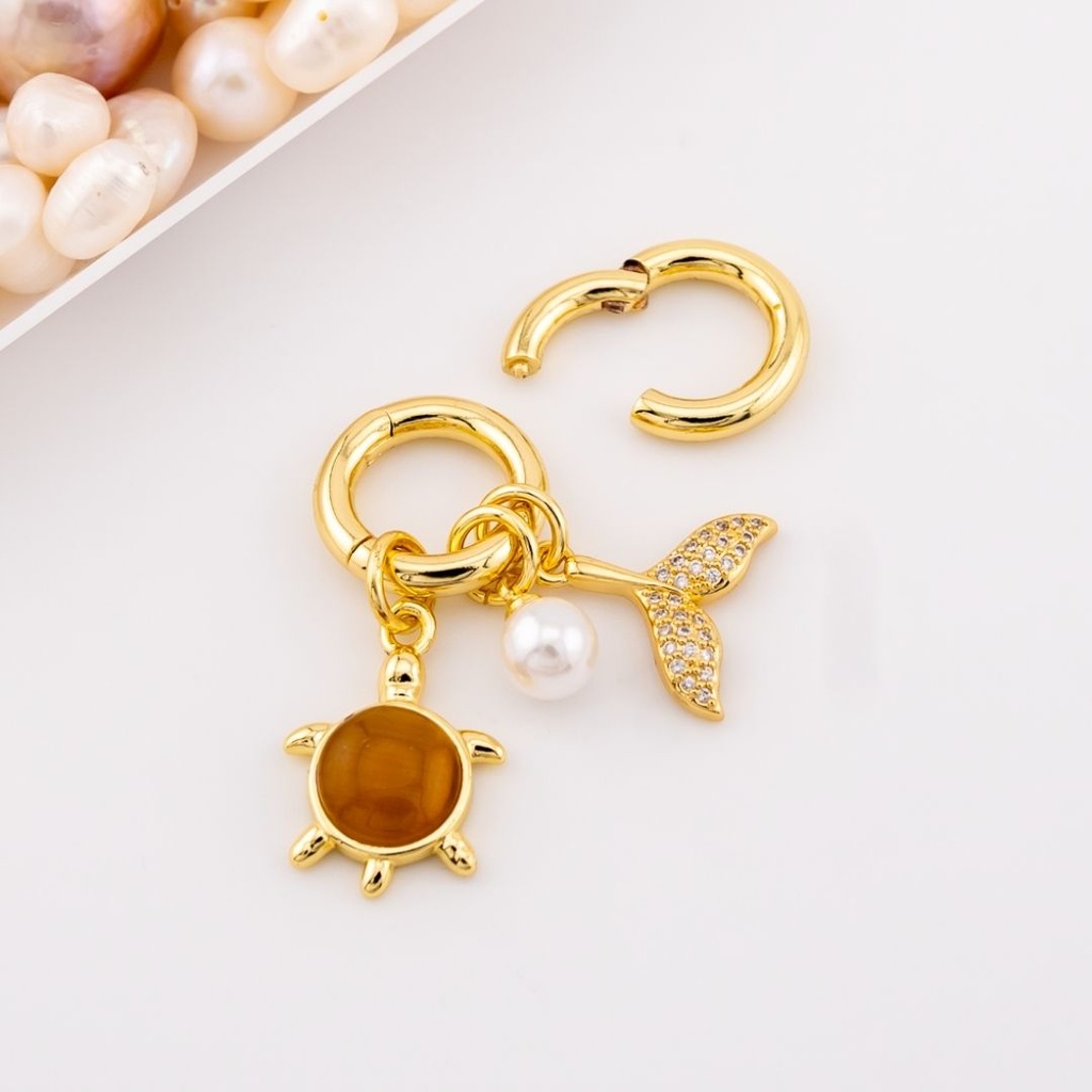 Set de 3 dijes Tortuga, Perla y cola de pez con argolla y micropave con baño 18k
