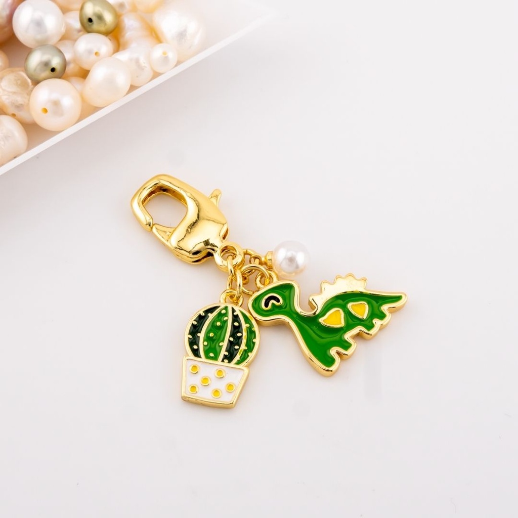 Set de 3 dijes  con broche para colgar  esmaltado y baño 18k