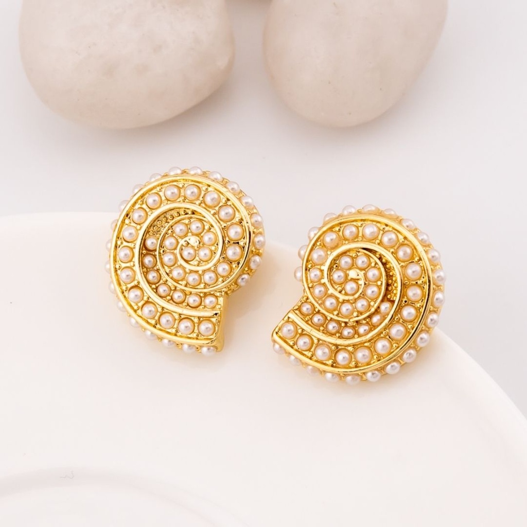 Aretes stud caracol con perlas baño 18k pin de plata
