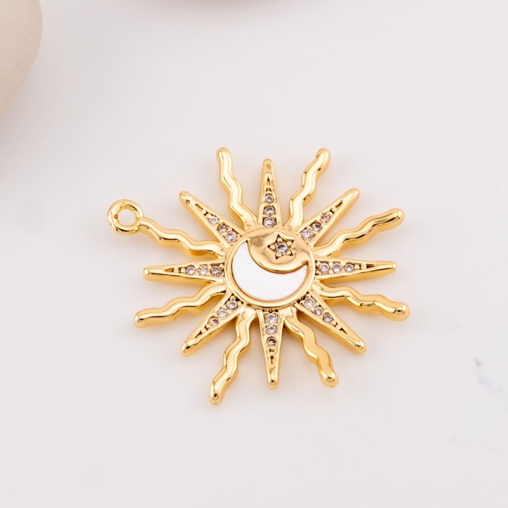 Dije en forma de sol y luna en madre perla y  micropave baño 18k