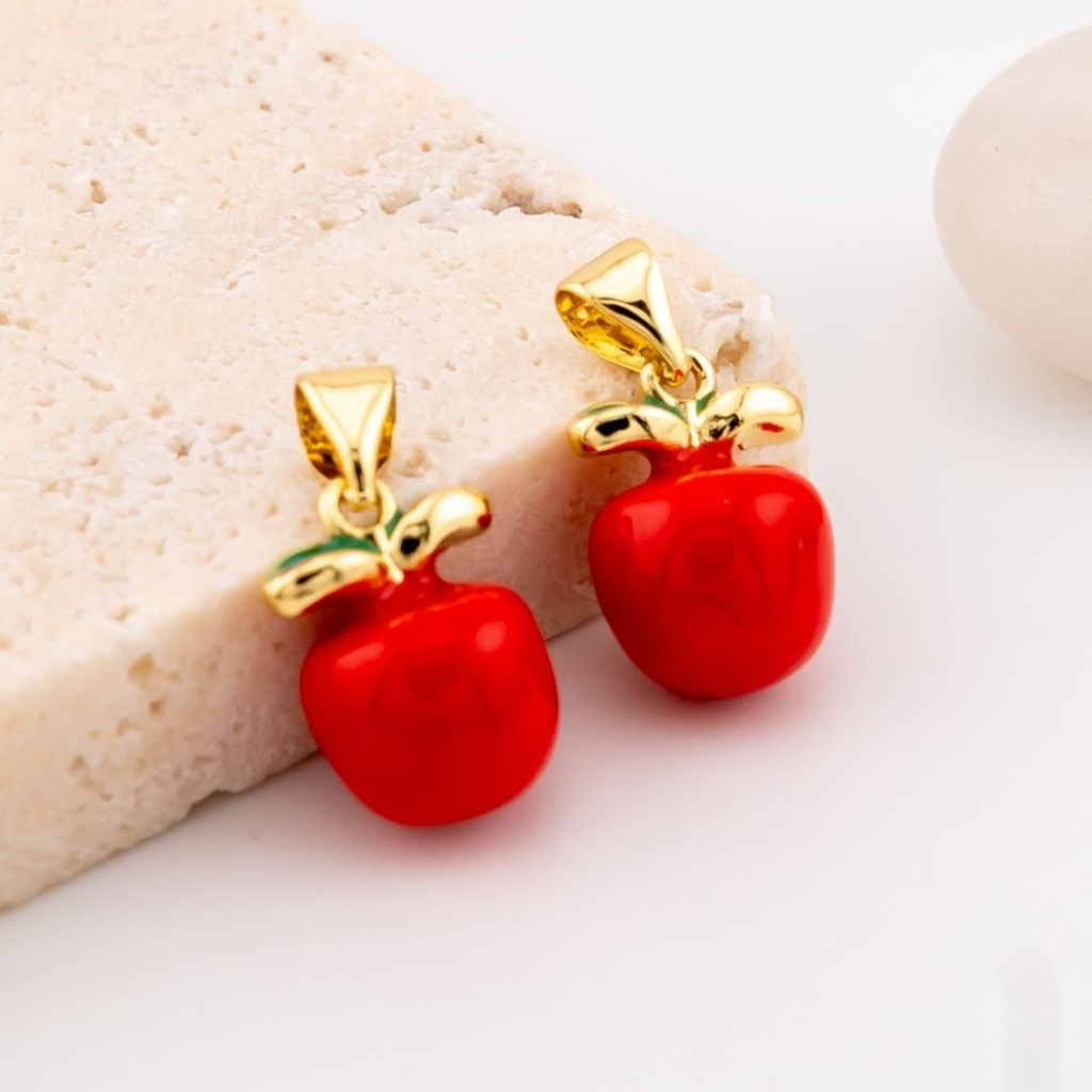 Dije esmaltado en forma de manzana  micropave baño 18k