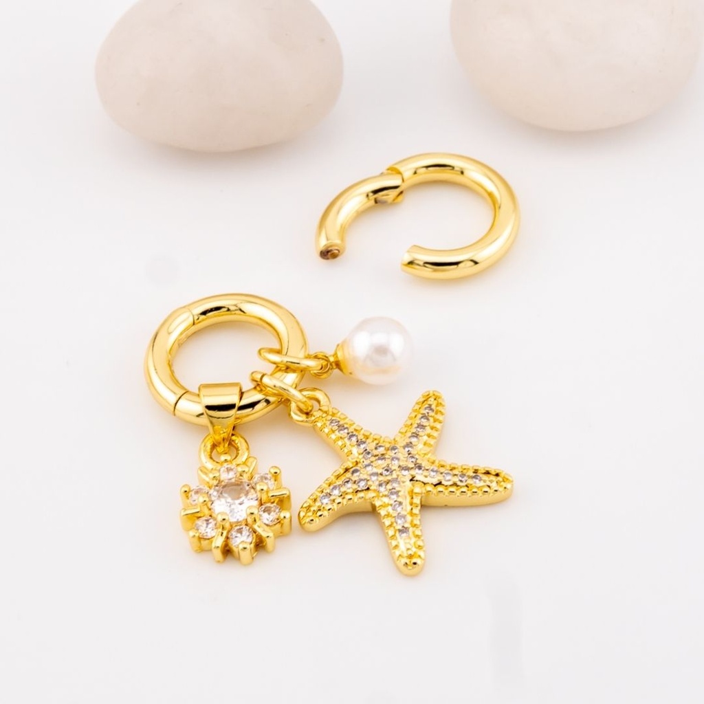 Set de 3 dijes con argolla, estrella, sol y perla micropave con baño 18k