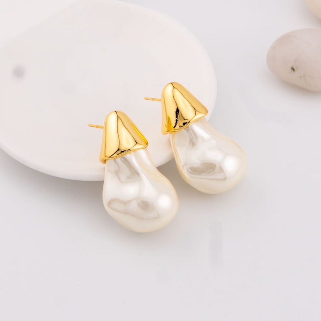 Aretes stud con perla en forma de barroca baño 18k pin de plata