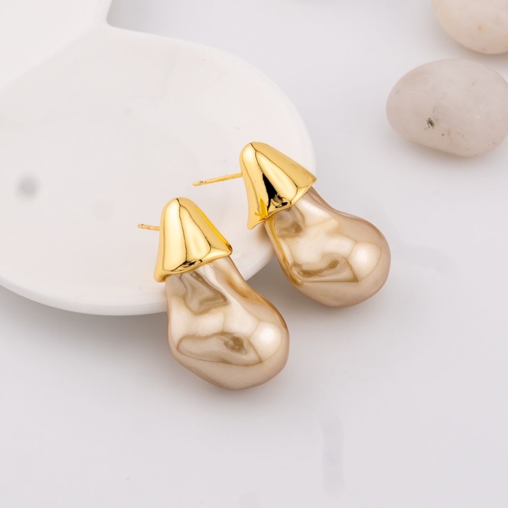 Aretes stud con perla en forma de barroca baño 18k pin de plata