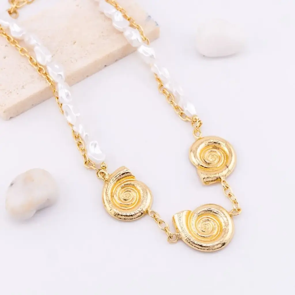 Collar caracol con perlas shell y baño 18k
