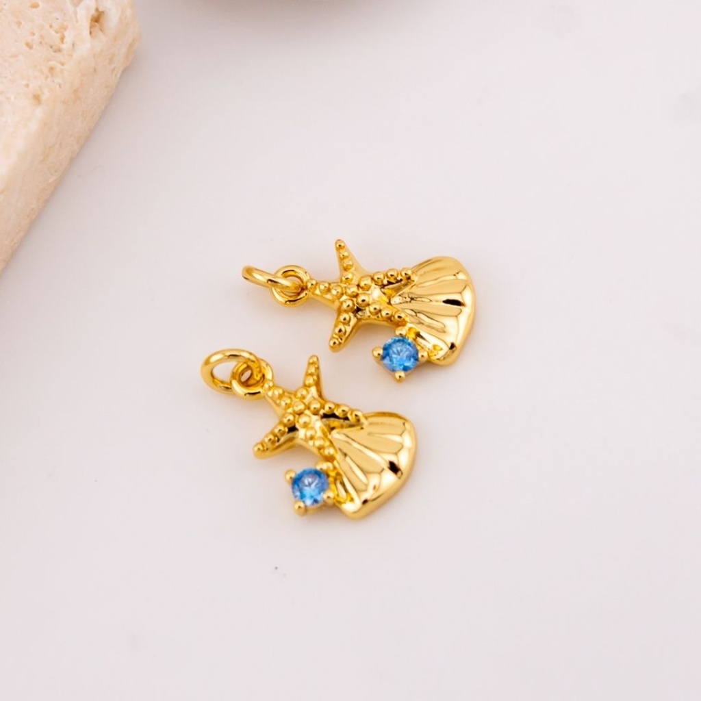 Dije mini estrella de mar y caracol micropave con baño 18k