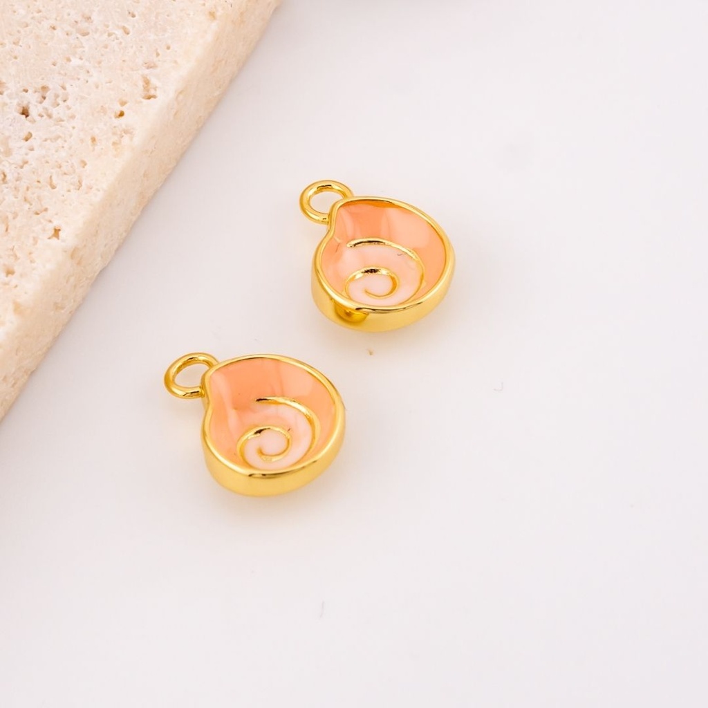 Dije mini concha de mar esmaltado con baño 18k