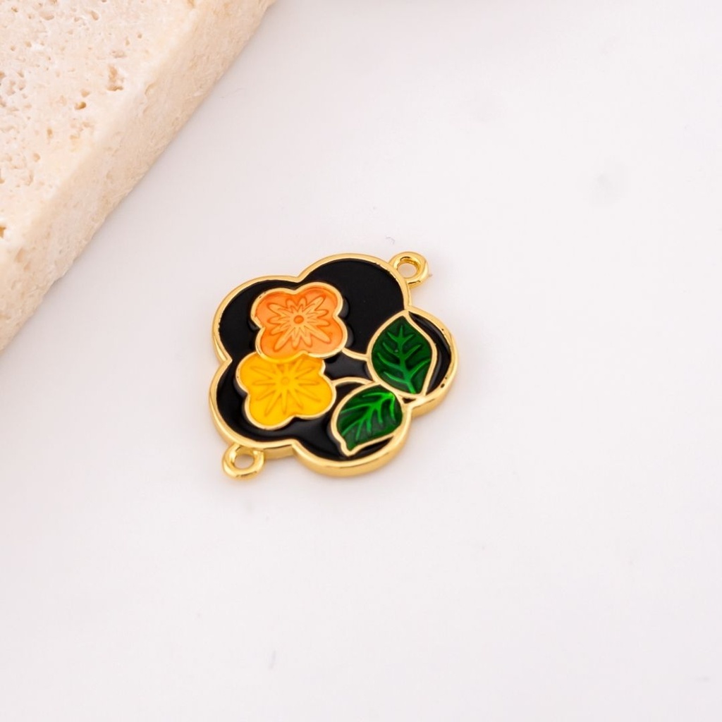 Enlace flor esmaltado con baño 18k