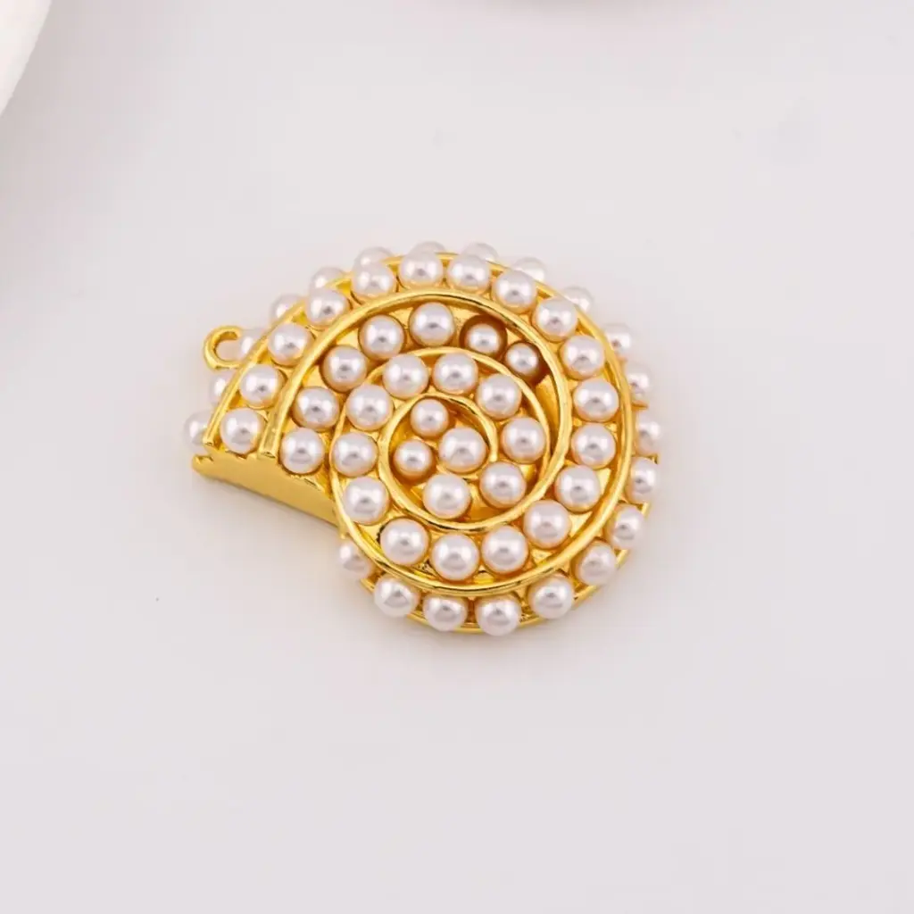 Dije caracol perlas con baño 18k