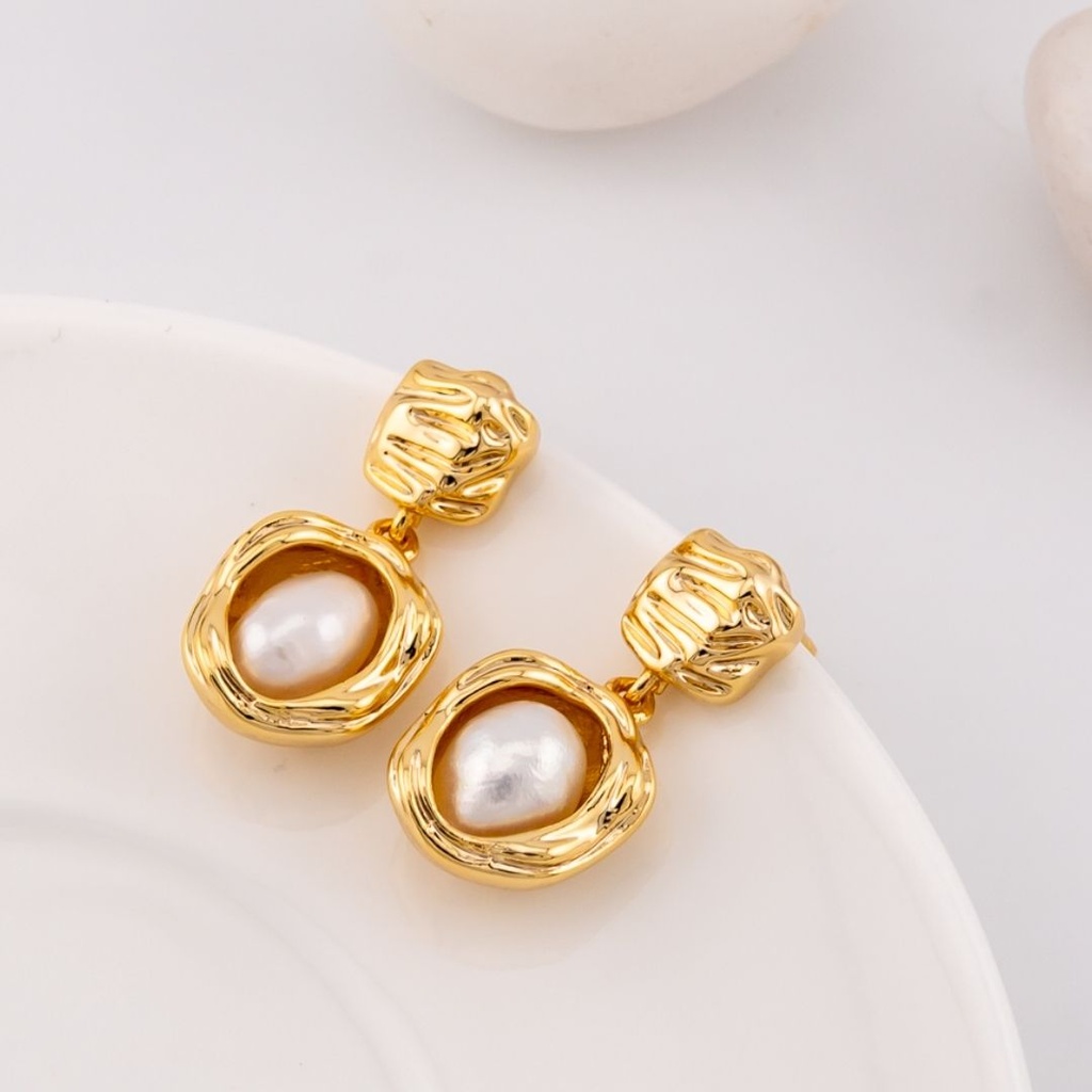 Aretes mini colgantes con perla natural baño 18k pin de plata