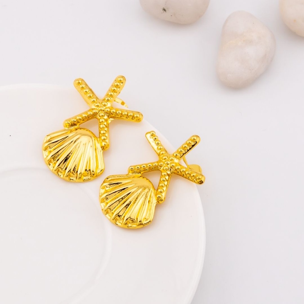 Aretes stud concha, estrella de mar baño 18k