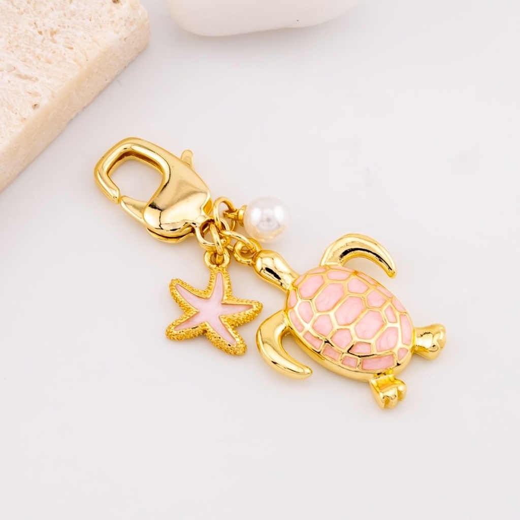 Llavero con dijes tortuga y estrella marina baño 18k